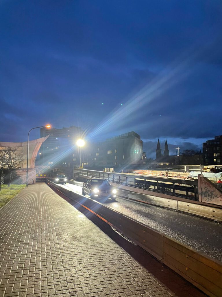 Flutlicht im Dunkeln auf der Konrad-Adenauer-Brücke