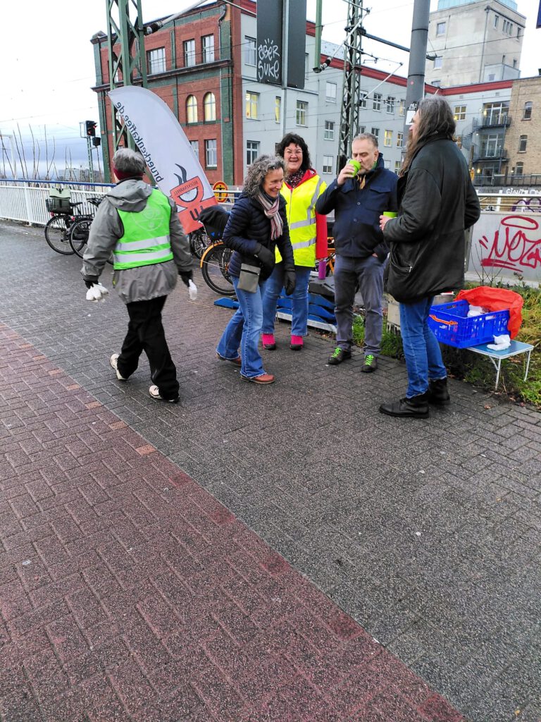 Lustige Grüppchenbildung um die leckere Mohrbacher Kaffekanne. So kann ein neuer Tag starten.